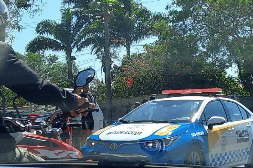 Acidente entre carro e moto causa retenção em Cem Braças, em Búzios; motociclista foi levado ao Hospital Municipal / foto Davi Gautto