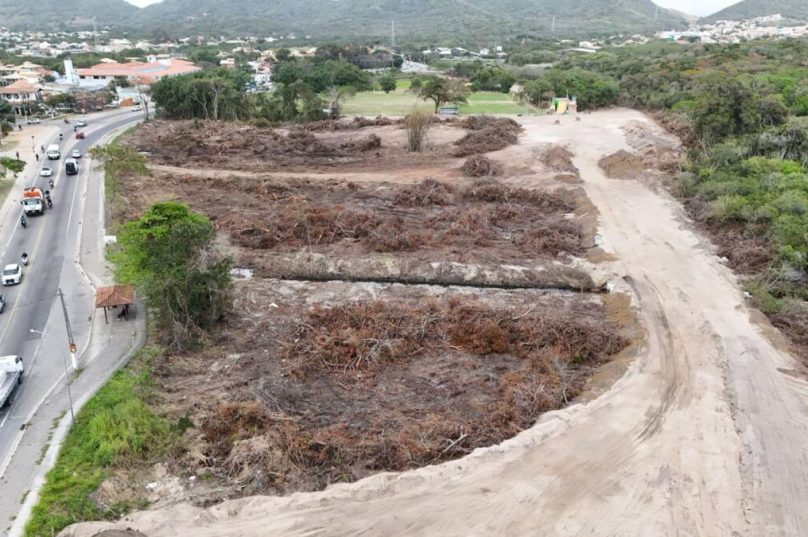 Imagem aérea mostra parte da área em Búzios com vegetação já suprimida, alvo de investigação do MPRJ, Alerj e Polícia Civil
