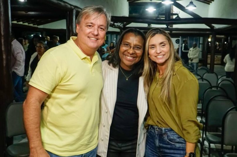 O prefeito Alexandre Martins, a secretária de Desenvolvimento Social do Estado do Rio de Janeiro, Rosângela Gomes e a pré-candidata Daniele Martins em noite de reunião política em Búzios / divulgação