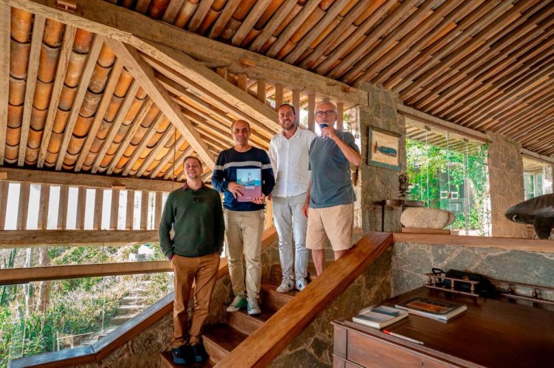 WhatsApp Image 2025-10-30 at 07.58.19 Livro celebra Octavio Raja Gabaglia e os 60 anos do Estilo Búzios, referência mundial em arquitetura litorânea / foto Agência Prensa de Babel