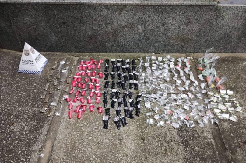 Dois são presos por tráfico na Rasa, em Búzios; PM apreende cocaína, maconha, ecstasy, loló, dinheiro e celulares / foto divulgação PM