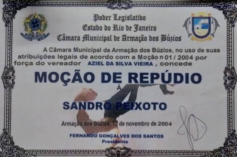 A plca de moção de repúdo dada a Sandro Peixoto. Ele fez questão de ir buscar - acervo