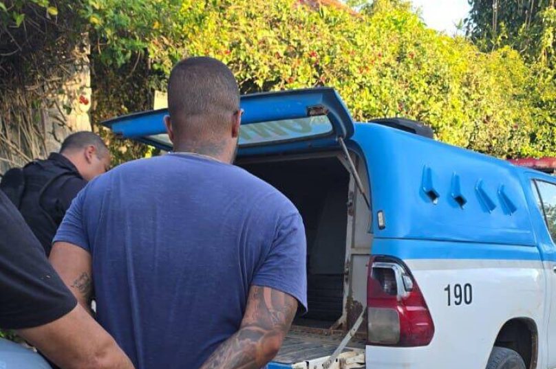 PM de Búzios conduz suspeito preso por tráfico em Manguinhos