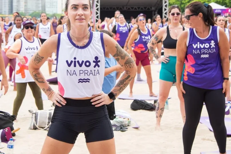 Atividades físicas ao ar livre ocupam o canto direito da Praia de Geribá durante o projeto Vivo na Praia / foto divulgação do Vivo na Praia em Geribá