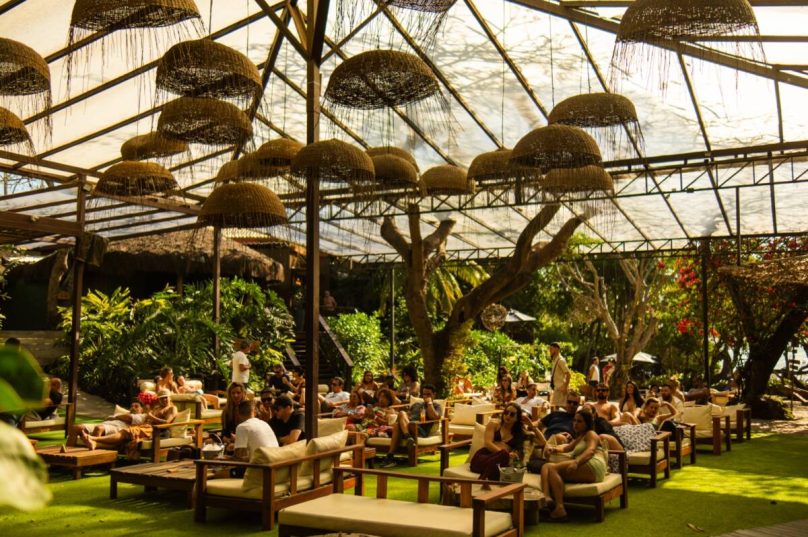 Tawa Beach anuncia line-up do feriado com luau, samba e gastronomia entre 20 e 23 de novembro na Praia da Ferradura / divulgação