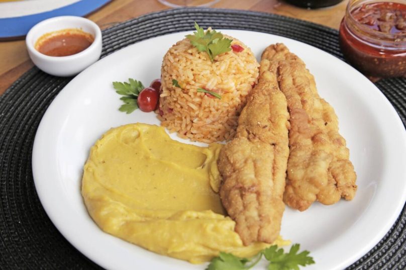 WhatsApp Image 2025Prato servido no Festival do Peixe – Mulheres d’Água, destacando a culinária tradicional das pescadoras de Búzios; foto de Ronald Pantoja-11-27 at 10.22.24