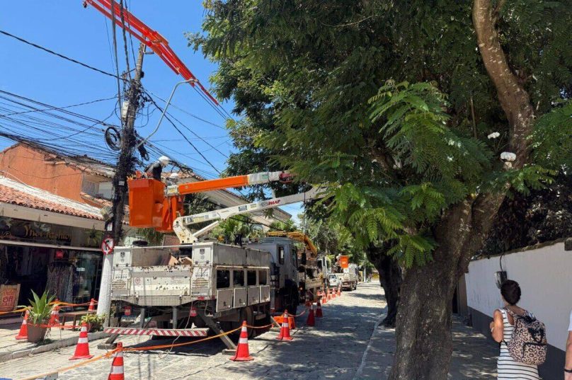 Equipe da Enel realiza poda preventiva na Rua das Pedras em ação anterior — uma das áreas mais afetadas pelos recentes apagões em Búzios