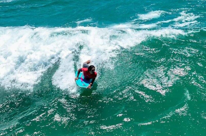 Atleta encara as ondas em Geribá durante a etapa final do Circuito Brasileiro de Bodyboarding 2025. Crédito: Divulgação
