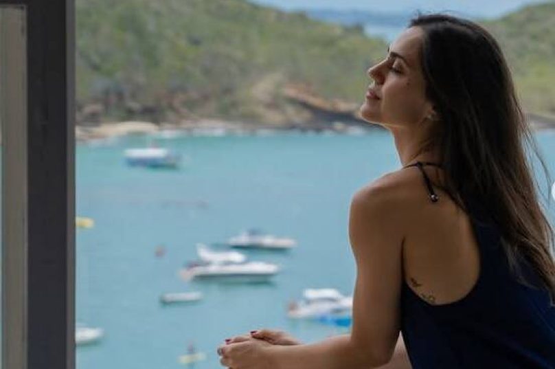 Atriz Jessika Alves visita Búzios, publica fotos em João Fernandes e se hospeda na Pousada Baía Amarela / reprodução da internet