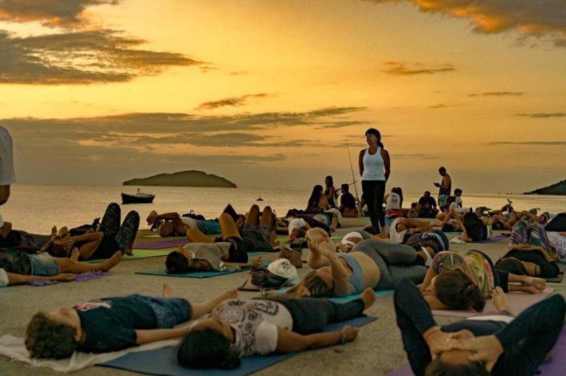 Participantes durante aula do projeto Yoga no Píer no Píer de Manguinhos, em Búzios / foto divulgação