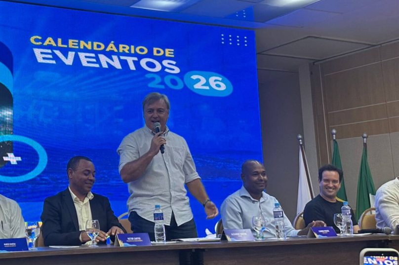 Prefeito Alexandre Martins apresenta o Calendário de Eventos 2026, destacando a estratégia de fortalecer o pós-verão e enfrentar a sazonalidade. Na mesa, Rodrigo Sobral, segundo sentado da direita para a esquerda, acompanha o lançamento da agenda que reúne mais de 50 eventos ao longo do ano - Foto Prensa de Babel