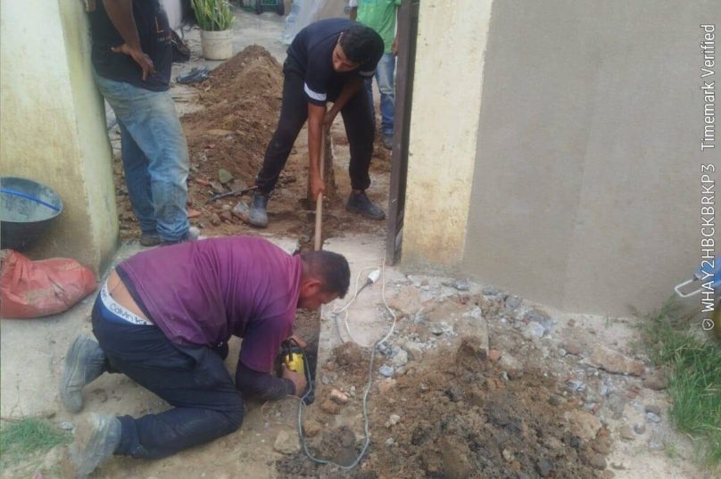 Equipes realizam ligação de esgoto em residências de Cem Braças, em Armação dos Búzios, ação que busca reduzir o despejo irregular que afeta a Praia de Manguinhos