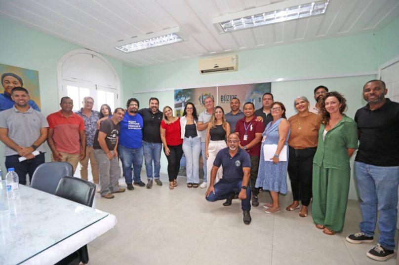Plano de carreira dos servidores de Búzios, aprovado à um pouco mais de uma ano e meio, com avanços na estrutura funcional, mas ainda enfrenta entraves na aplicação integral da lei - FOTO  de Ronald Pantoja durante encontro de prefeito e vereadores com a comissão de servidores  em 2024