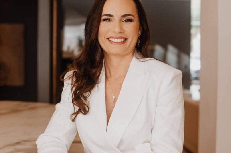 Paula Francine atua com fisioterapia integrativa em Búzios, com protocolos personalizados voltados à saúde e bem-estar dos pacientes / foto divulgação