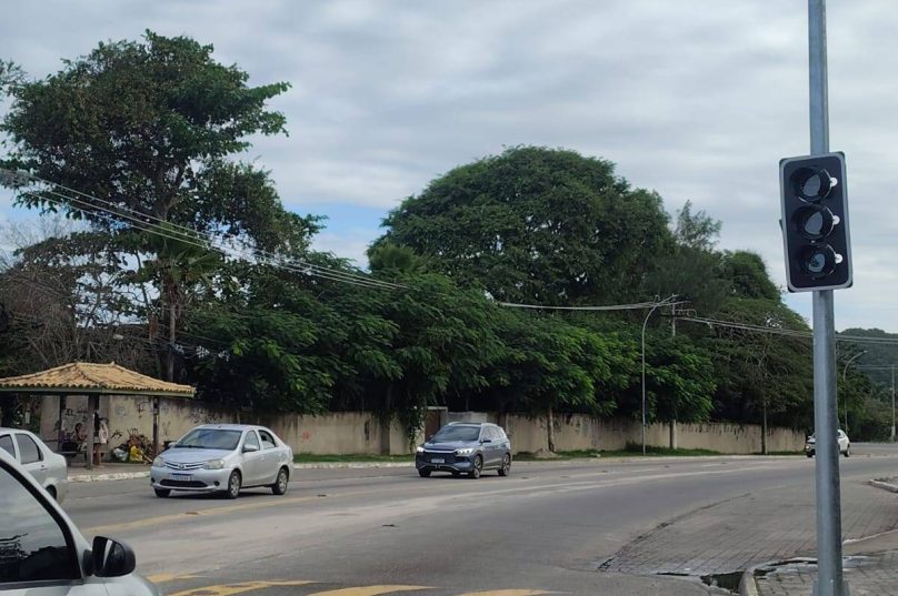 Radares na RJ-102 em Búzios levantam dúvidas sobre semáforo no hospital e fiscalização eletrônica I Crédito da Imagem: Arquivo Prensa de Babel