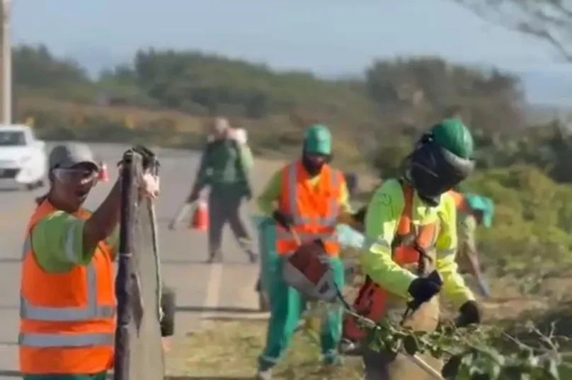 Equipes realizam limpeza na região da Praia Rasa e RJ-102 em Maria Joaquina