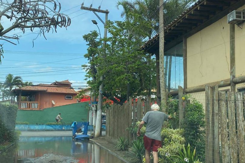 Rua de Manguinhos com acúmulo de água após chuva forte em Búzios.
