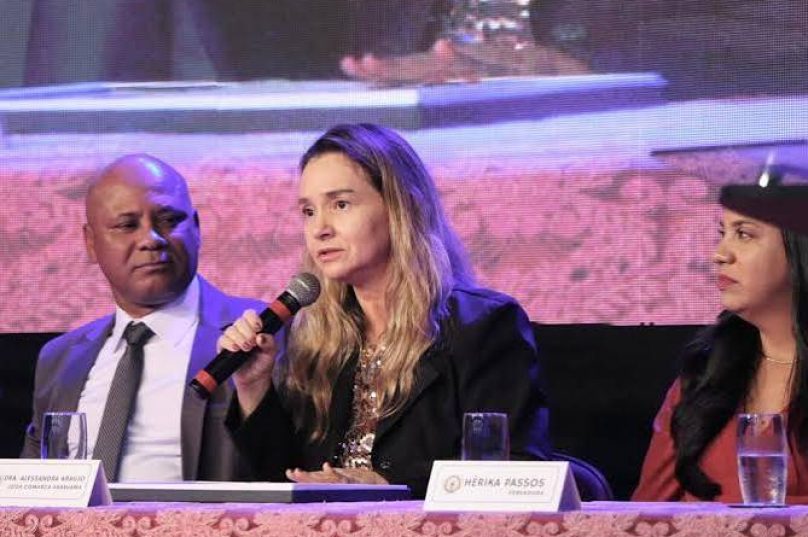 Alessandra de Souza Araujo apresenta em Búzios duas obras que discutem proteção animal, resíduos sólidos e Direito da Cidade. Foto: Divulgação.