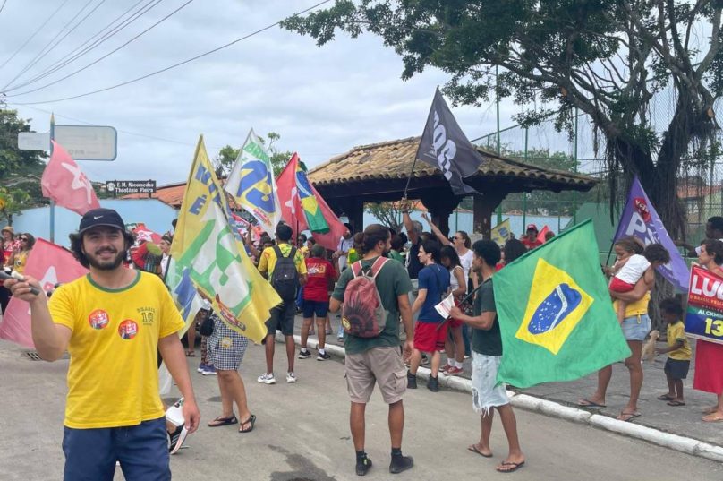 Mobilização de apoiadores de Lula em Búzios durante o segundo turno das eleições presidenciais de 2026.