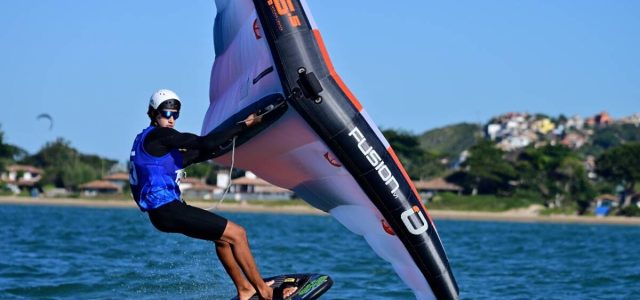 Búzios recebe a Sailing Week Monotipos 2025 com vitória local de Juan Mathias no wing foil e reforço à vocação náutica da cidade.