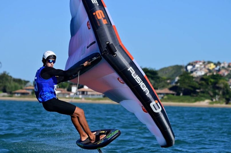 Búzios recebe a Sailing Week Monotipos 2025 com vitória local de Juan Mathias no wing foil e reforço à vocação náutica da cidade.