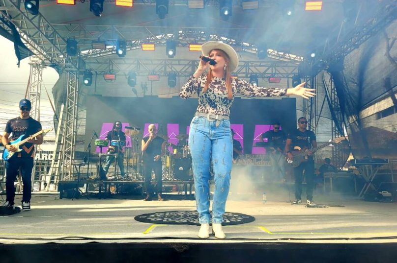 Raylane Mendes, a princesa do sertanejo, brilhou em shows em Araruama e Paraty, encantando o público com carisma e potência vocal / divulgação