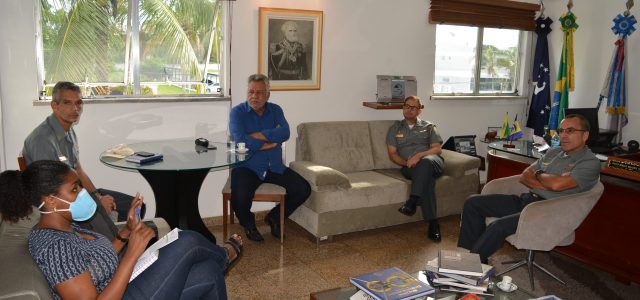 [a partir da esq] secretária de Saúde_ Comandante da Policlínica Naval_ secretário de Governo_ Chefe do Estado Maior_ comandante da Força Aeronaval