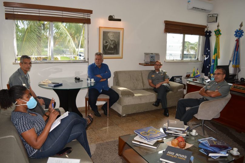 [a partir da esq] secretária de Saúde_ Comandante da Policlínica Naval_ secretário de Governo_ Chefe do Estado Maior_ comandante da Força Aeronaval