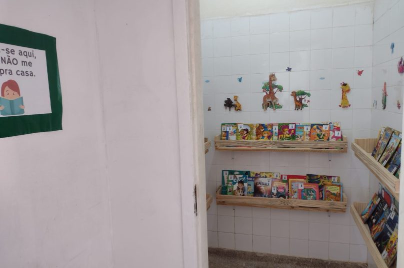 Sala de leitura era um antigo banheiro que não estava sendo utilizado. | Imagem: Arquivo Pessoal
