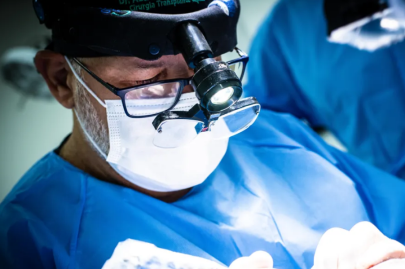 Médico explica benefícios do transplante capilar