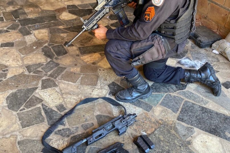 A Polícia Militar prendeu um homem por posse ilegal de arma de fogo de uso restrito em Búzios. Ação faz parte de operações contra o crime organizado na região / foto divulgação