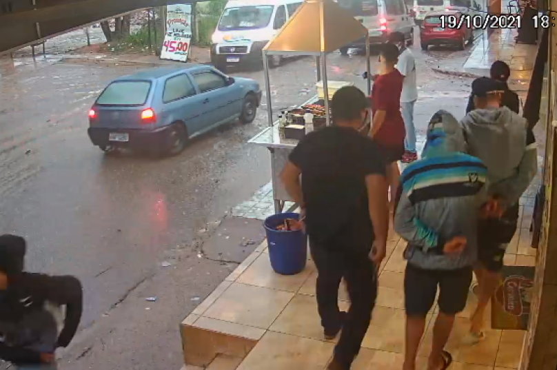 As imagens gravadas por câmeras de segurança na terça-feira (19) mostram três policiais à paisana e armados abordando dois rapazes em frente a um estabelecimento do bairro da Rasa. Imagem: Reprodução I Redes Sociais