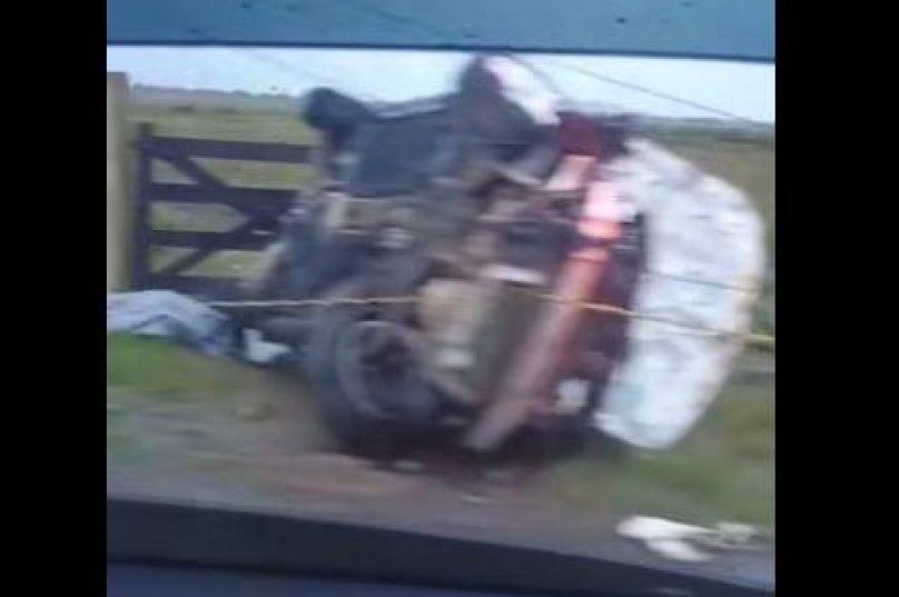 Ciclista morre após ser atingido por carro que capotou na RJ-102, entre Cabo Frio e Búzios, neste sábado (18) / foto reprodução Búzios Notícias