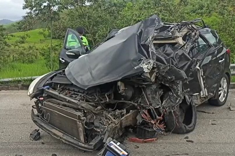 Carro de passeio ficou completamente destruído após acidente. Uma pessoa morreu. Imagem: Reprodução/Redes Sociais
