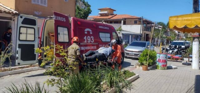 Motociclista colide com porta de carro no Centro de Búzios e fica ferido. Ele foi socorrido e levado ao hospital com lesões leves / foto divulgação