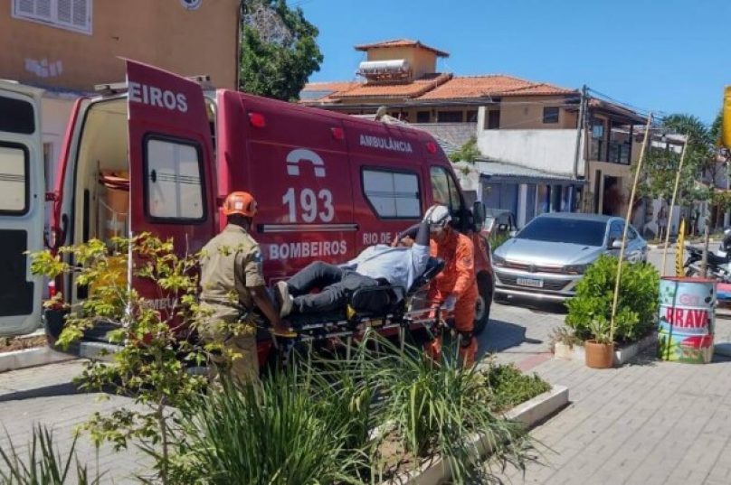 Motociclista colide com porta de carro no Centro de Búzios e fica ferido. Ele foi socorrido e levado ao hospital com lesões leves / foto divulgação