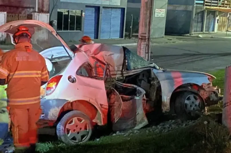Mulher morre e homem fica gravemente ferido após carro bater em poste na RJ-106, em Tamoios I Crédito da Imagem: Reprodução redes sociais
