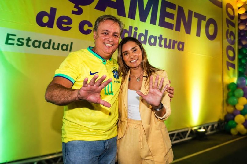 Dani Martins ao lado do marido, o prefeito de Búzios, Alexandre Martins, que está no segundo mandato, durante a campanha para deputada estadual