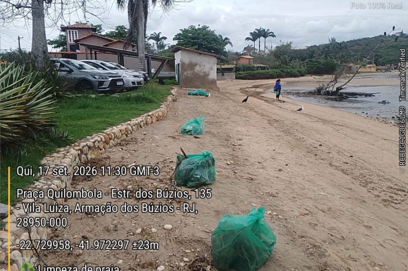 Limpeza semanal promovida pela Amanrasa e custeada pelos associados recolheu cerca de duas toneladas de resíduos nas praias de Manguinhos e Rasa. Foto: Divulgação AmanRasa
