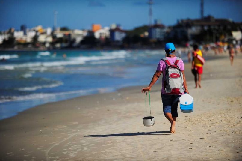 Imagem ilustrativa de ambulante na praia. Imagem: Reprodução | NSC Total