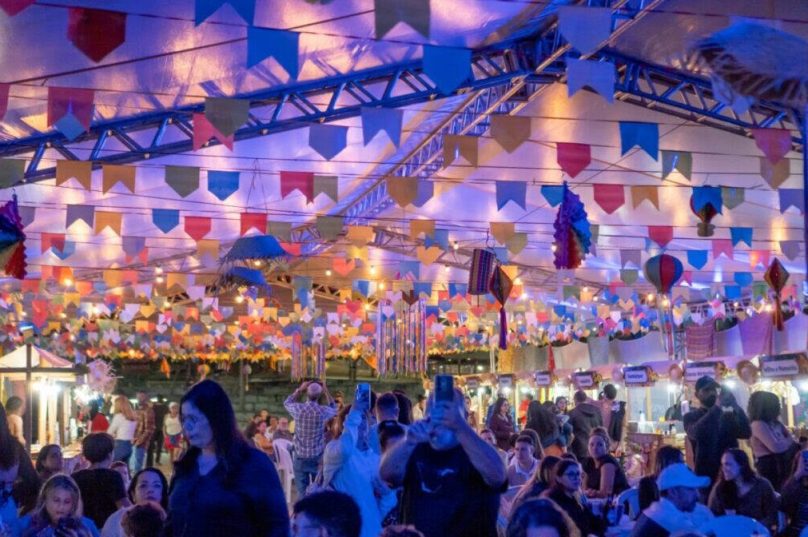 Anarriê Búzios reuniu mais de 15 mil pessoas na Rasa com shows, quadrilhas e comidas típicas I Crédito da Imagem: Divulgação PMAB