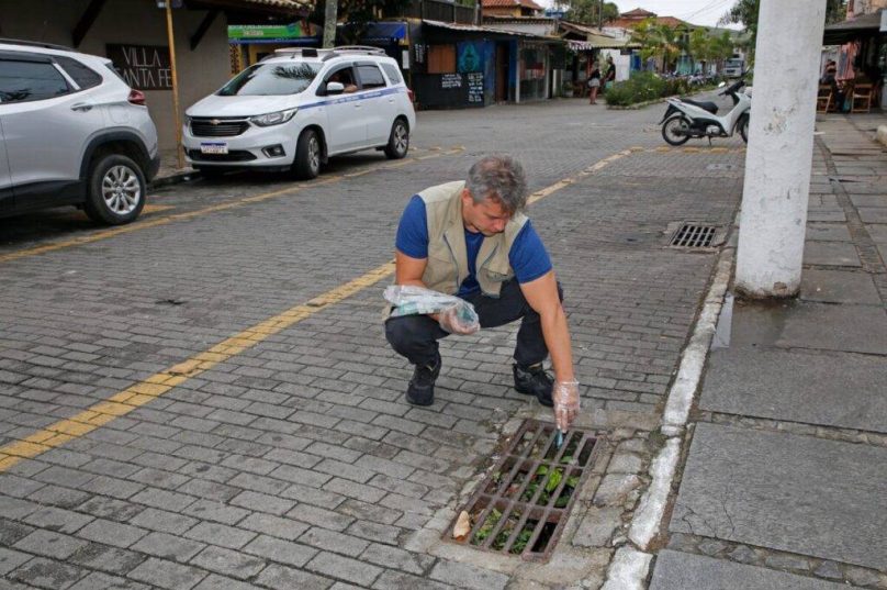 Agente de Controle de Endemias durante ação contra roedores na Praça Santos Dumont, no Centro de Búzios.