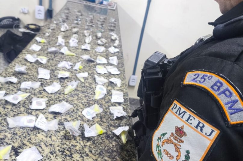 PM de Búzios apreende drogas no Village após denúncia; cocaína, maconha e skunk foram encontrados / foto divulgação