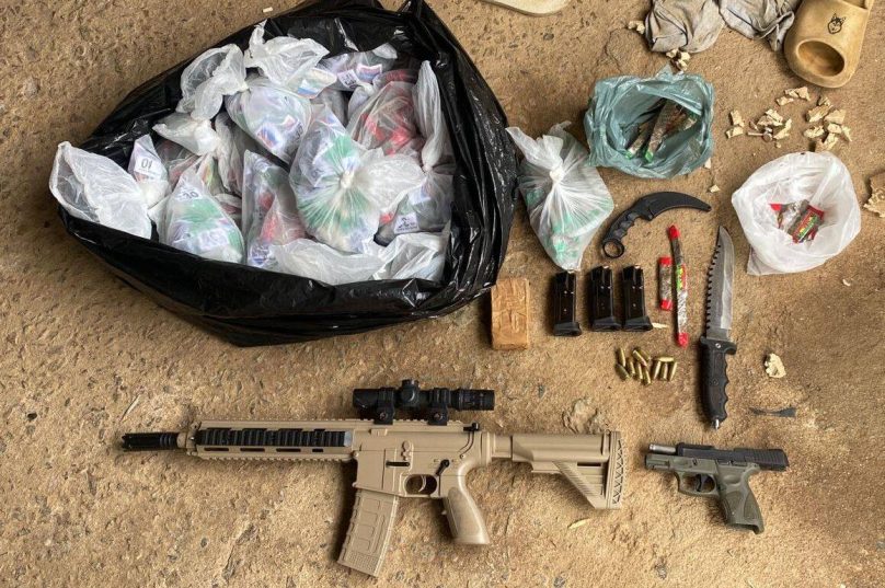Polícia apreendeu armas, drogas e pasta base de cocaína em ações no fim de semana em Búzios e Cabo Frio / divulgação PM