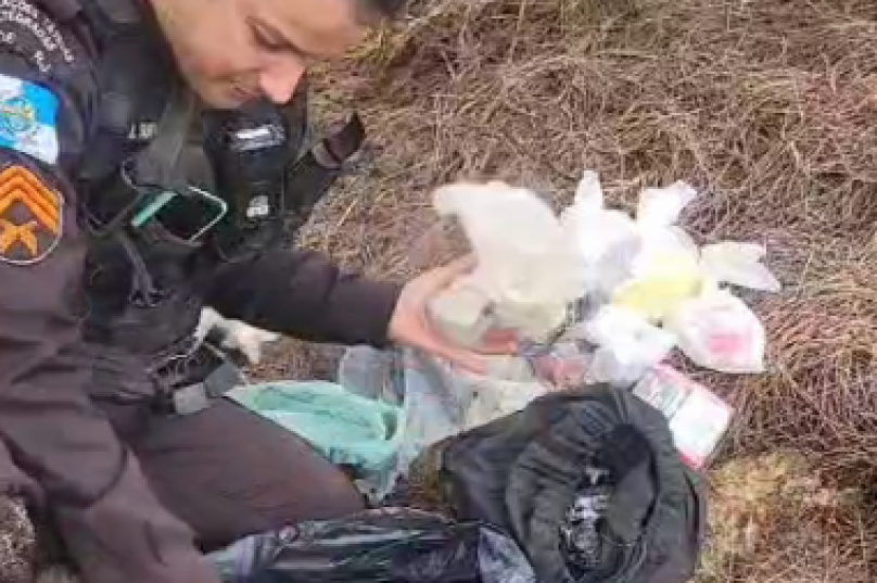 Polícia encontra drogas enterradas nas dunas do bairro Tucuns, em Búzios; material estava embalado e pronto para venda / foto divulgação