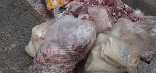 Fiscalização apreende mais de 350 kg de carne imprópria para consumo em Rio das Ostras. Depósito mantinha produtos em condições insalubres / foto divulgação