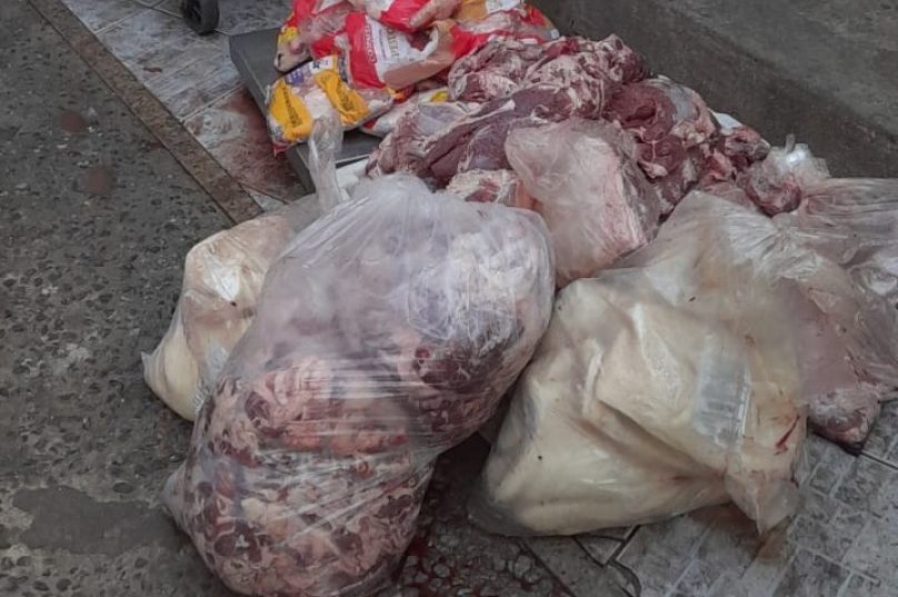 Fiscalização apreende mais de 350 kg de carne imprópria para consumo em Rio das Ostras. Depósito mantinha produtos em condições insalubres / foto divulgação