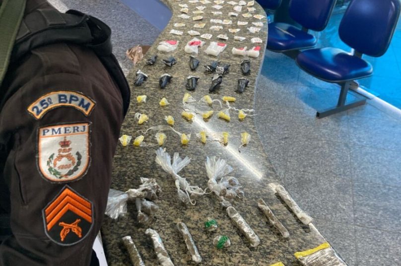 A Polícia Militar apreendeu drogas enterradas na Praia de Tucuns, em Búzios. Operação foi realizada após denúncia sobre o tráfico na região / foto divulgação