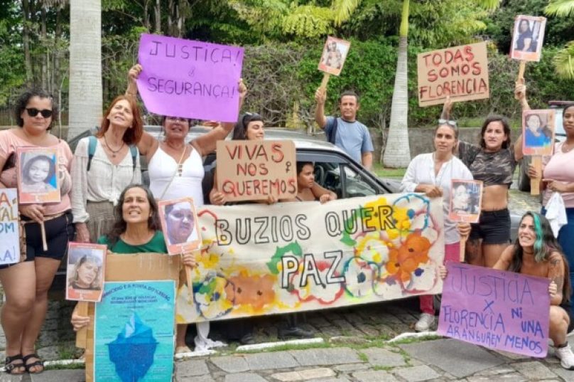 Mulheres reunidas em frente ao Fórum de Búzios pedindo justiça por Florencia / Crédito: Divulgação