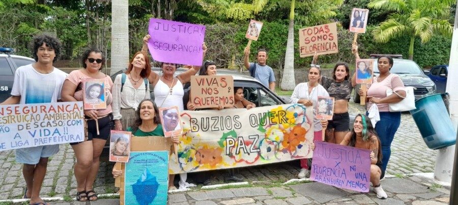 Mulheres reunidas em frente ao Fórum de Búzios pedindo justiça por Florencia / Crédito: Divulgação